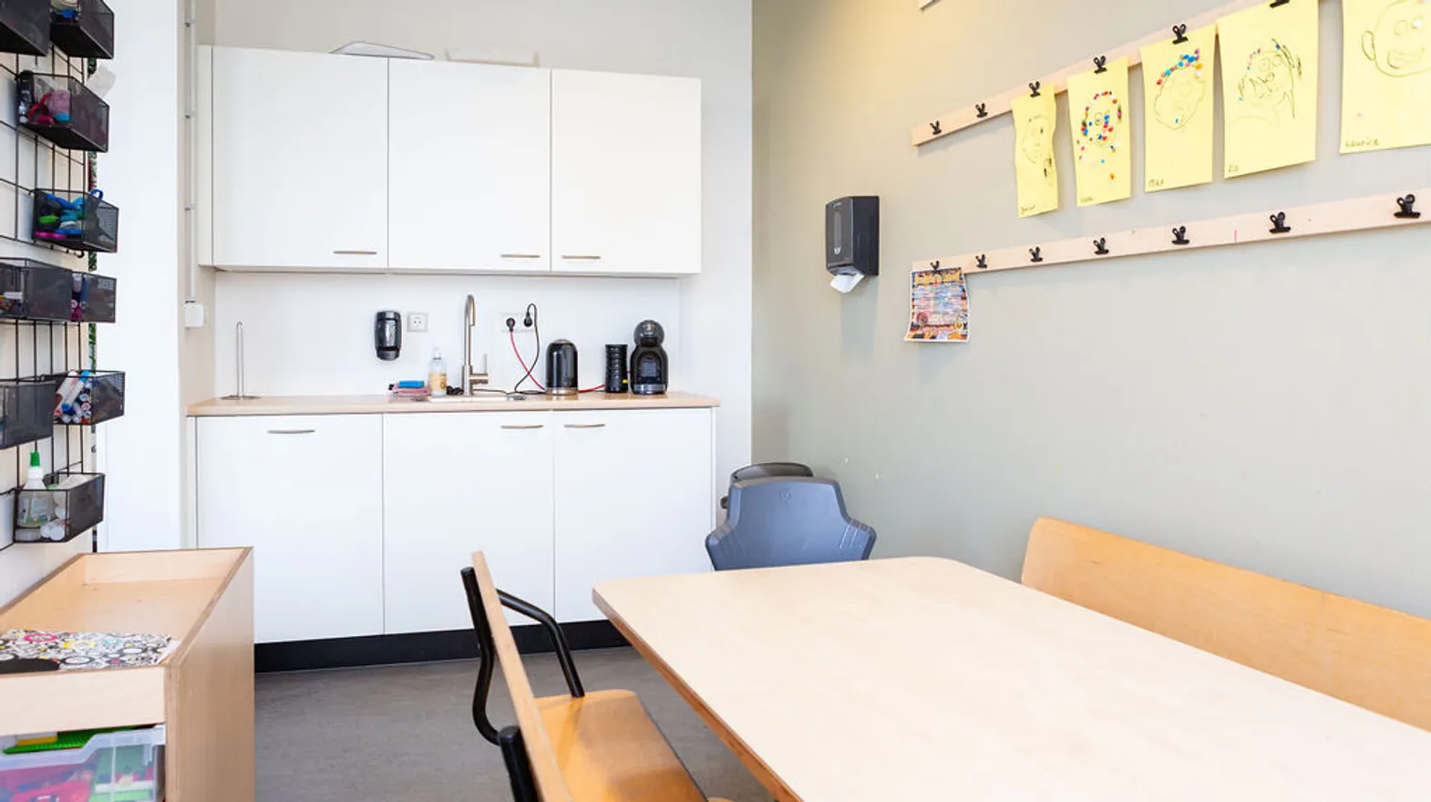De keuken en eettafel van buitenschoolse opvang IJsbeer, kinderopvang Kind&co ludens