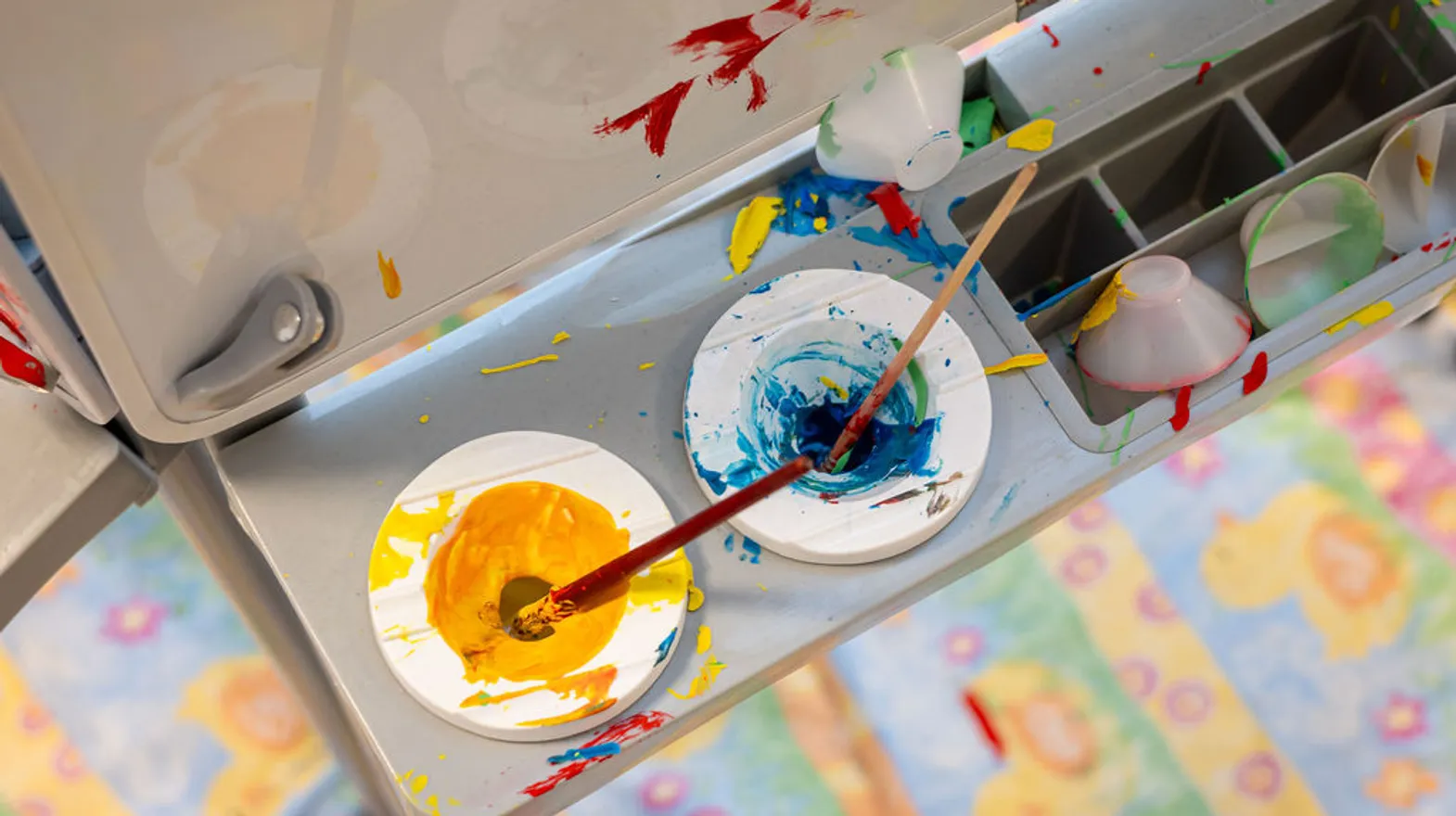 Een schilders ezel met verfpotten bij buitenschoolse opvang de Triangel, kinderopvang Kind&co Ludens
