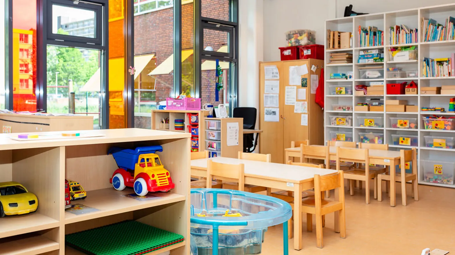 De groepsruimte met verschillende speelhoeken bij peuteropvang Schateiland bij kinderopvang Kind&co Ludens