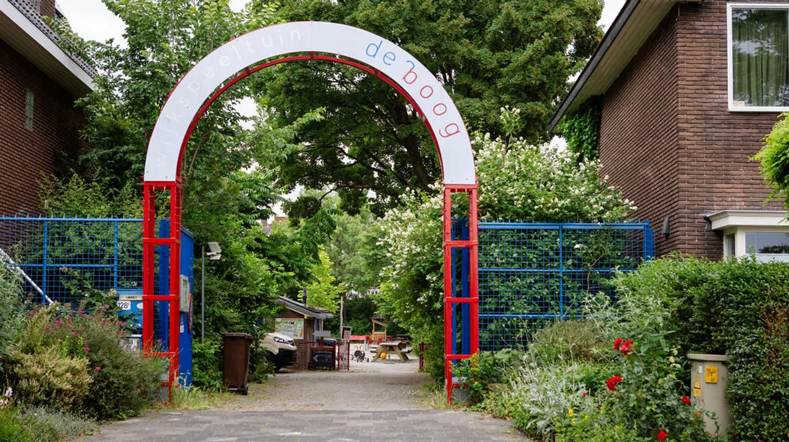 De ingang van het speelplein bij buitenschoolse opvang de Boog, Kind en co ludens
