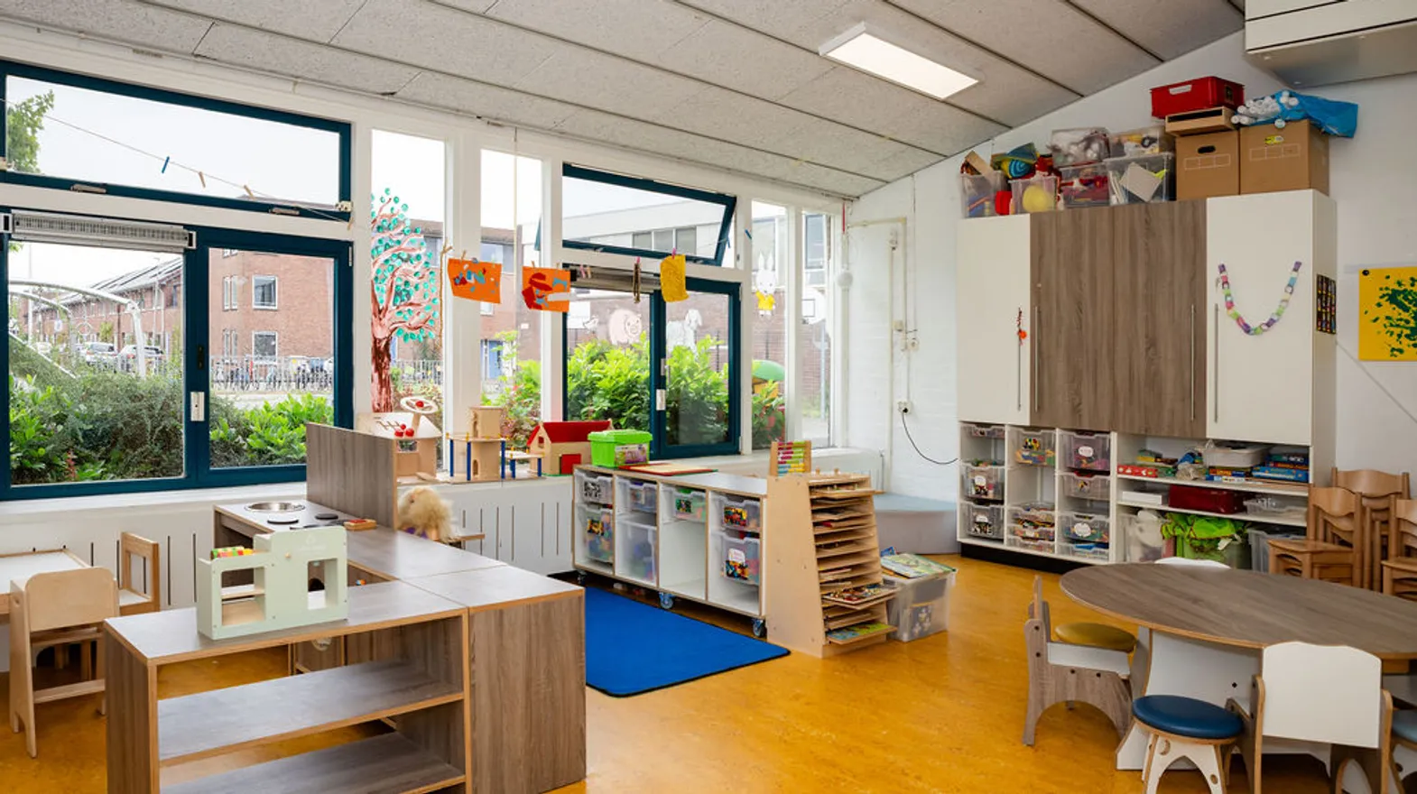 Verschillende speelhoeken in de groepsruimte van peuteropvang Wereldwijzer, kinderopvang Kind&co Ludens