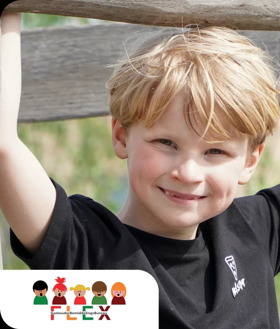 Jongen speelt buiten bij gastouderopvang Flex West-Brabant.