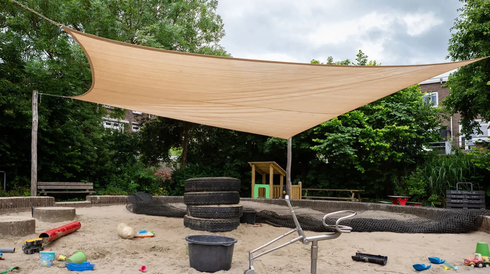De zandbak in de tuin van buitenschoolse opvang de Boog, kinderopvang Kind&co Ludens