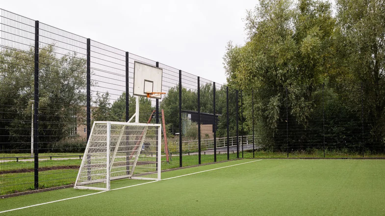 Voetbalveld buitenruimte BSO Waterweide Utrecht Kind&co ludens