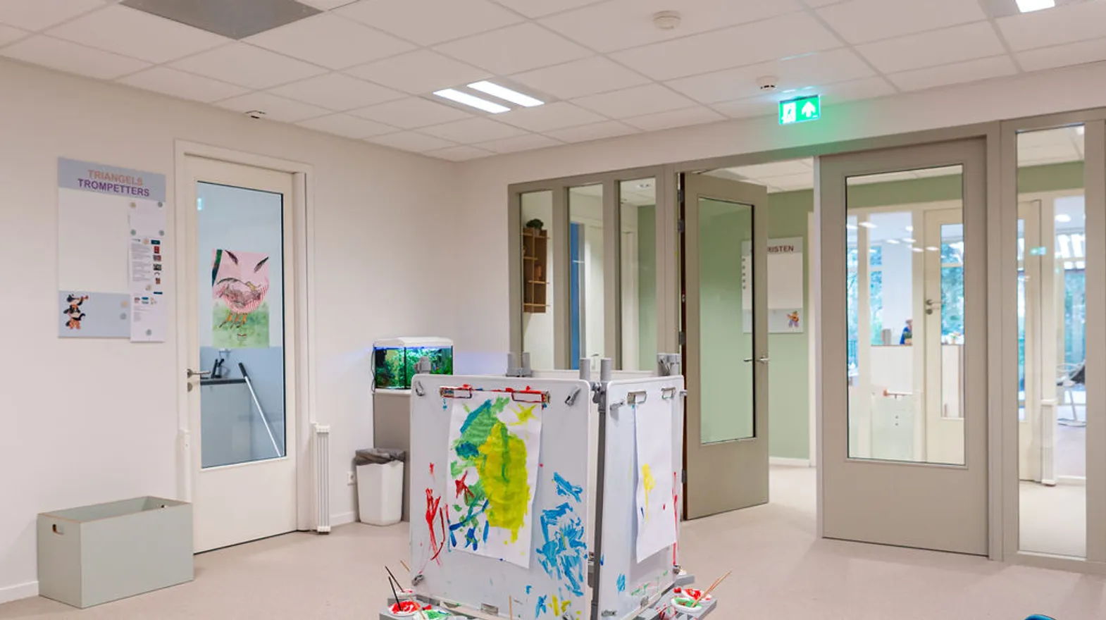 De hal met verf ezels bij buitenschoolse opvang de Triangel, kinderopvang Kind&co Ludens