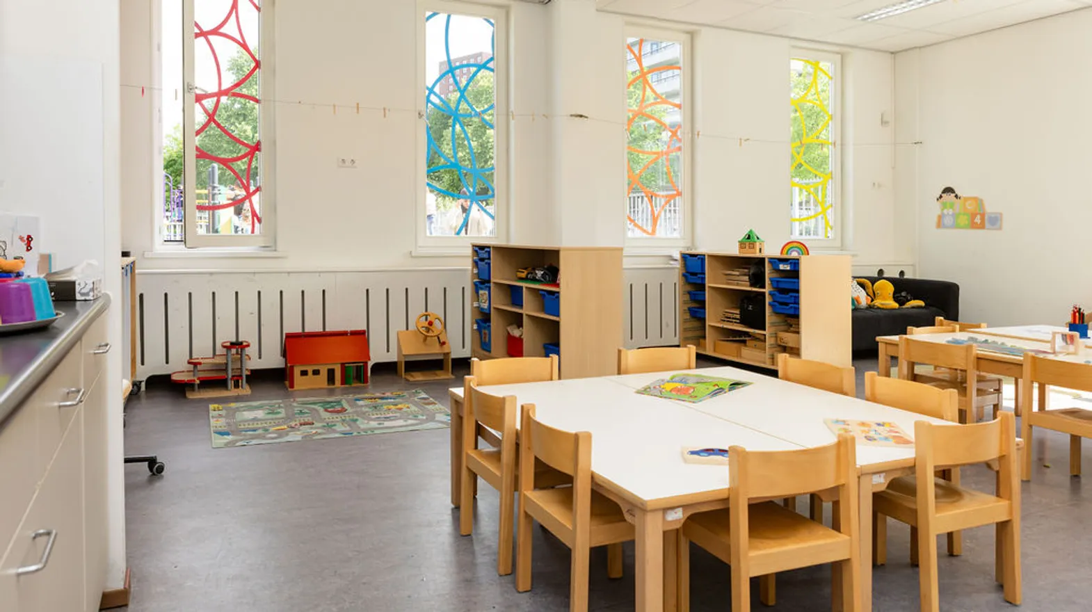 De groepsruimte met verschillende speelhoeken van peuteropvang El Warda bij kinderopvang Kind&co Ludens