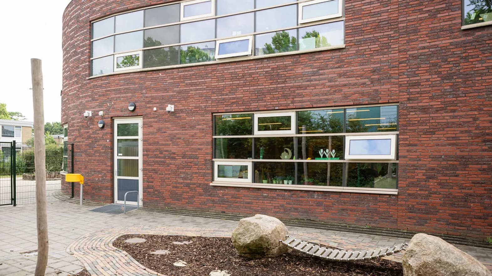 De buitenruimte van PO Watertoren van Kind&co ludens