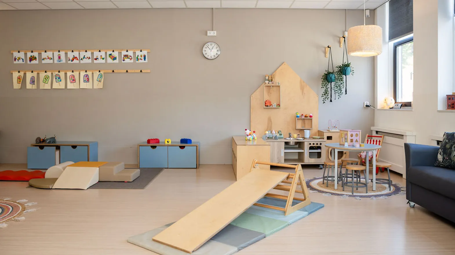Binnenruimte van KDV Schoolwoningen, Kind&co ludens