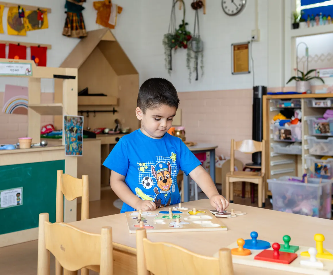 Spelend kindje bij PO Hart van Noord in Utrecht Kind&co ludens