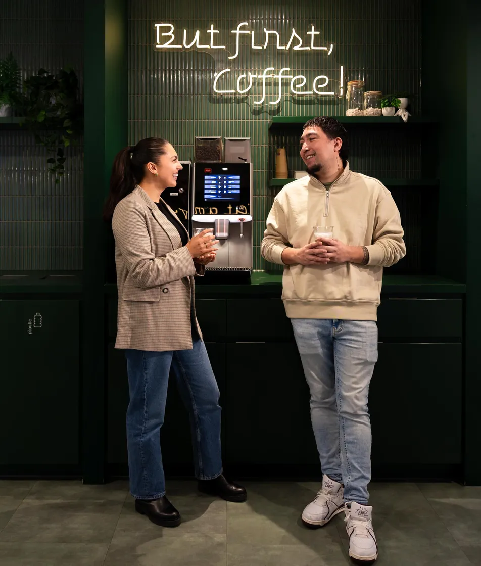 collega's kletsen in de kantine met een kop koffie