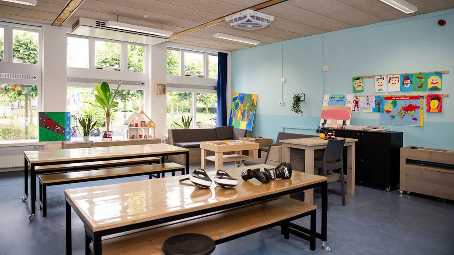 Verschillende speelhoeken in de groepsruimte van buitenschoolse opvang de Jutter, kinderopvang Kind&co Ludens