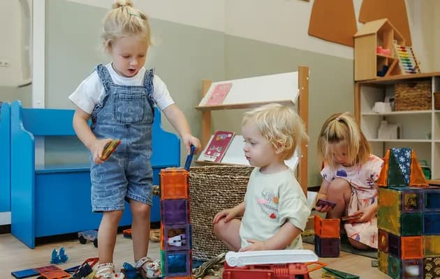 Kinderen bouwen samen een toren van magneten bij kinderopvang Kind&co ludens