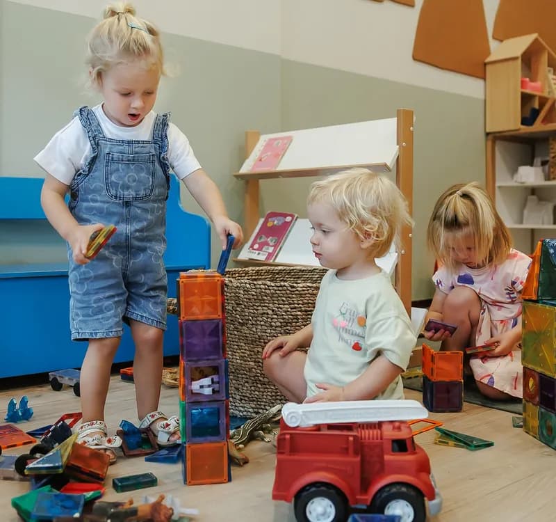Kinderen bouwen samen een toren van magneten bij kinderopvang Kind&co ludens