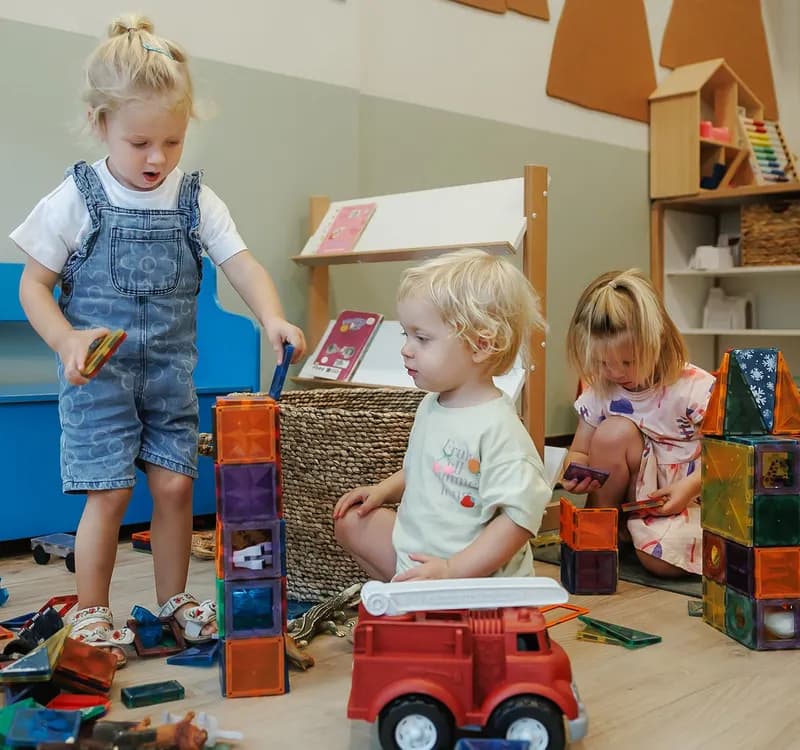 Kinderen bouwen samen een toren van magneten bij kinderopvang Kind&co ludens