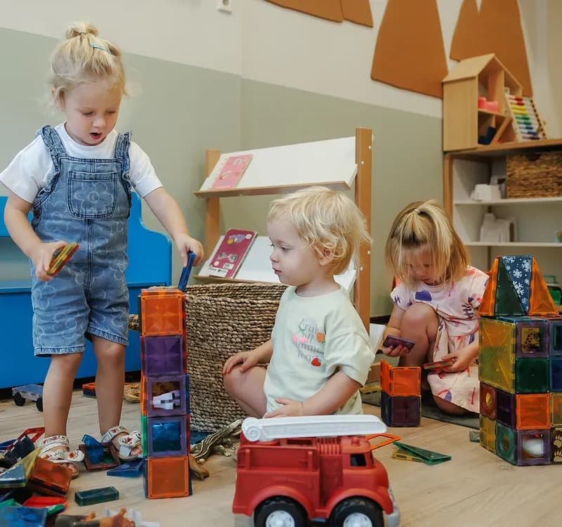 Kinderen bouwen samen een toren van magneten bij kinderopvang Kind&co ludens