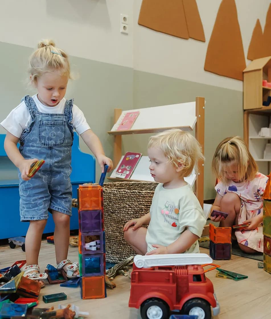 Kinderen bouwen samen een toren van magneten bij kinderopvang Kind&co ludens