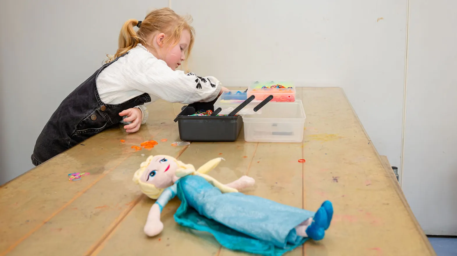 Kinderen speelt aan tafel bij buitenschoolse opvang De Panter, kinderopvang Kind&co ludens