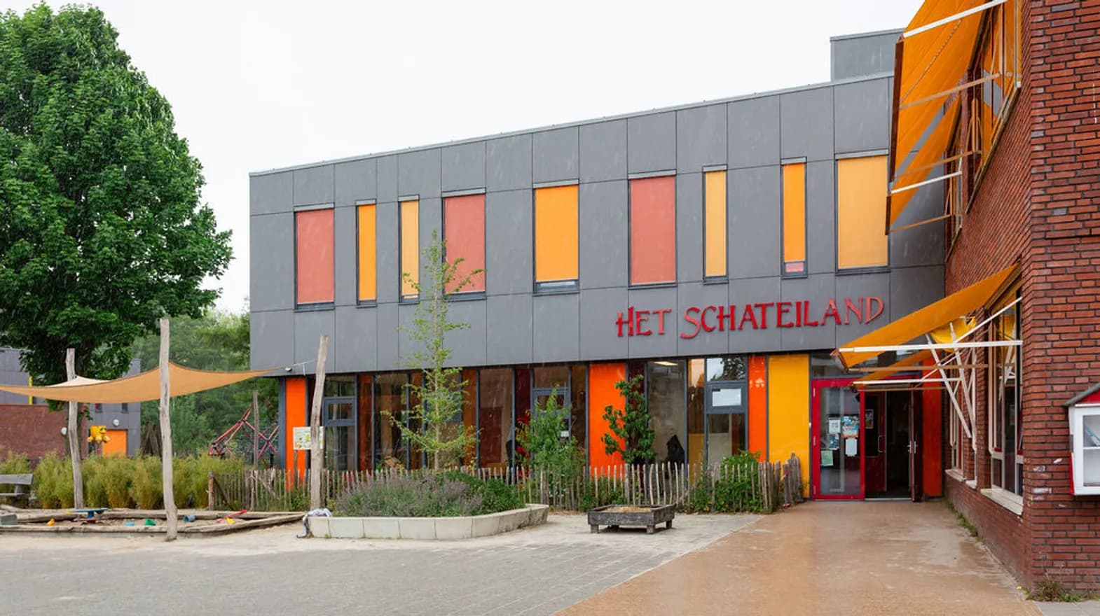 De buitenruimte met zandbak bij peuteropvang Schateiland bij kinderopvang Kind&co Ludens