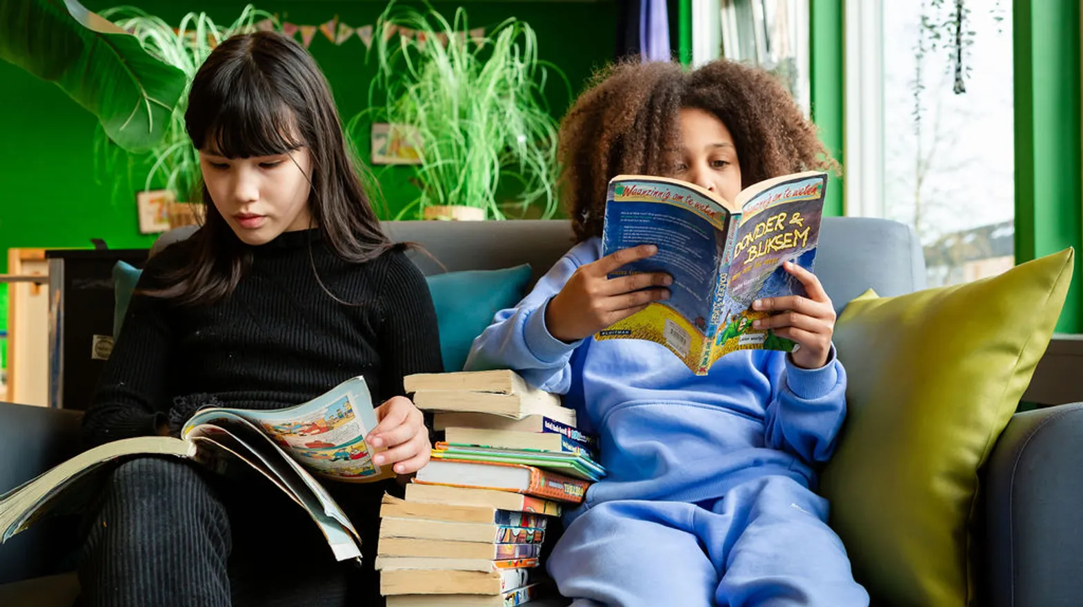 Kinderen lezen stripboeken bij buitenschoolse opvang De Panter, kinderopvang Kind&co ludens