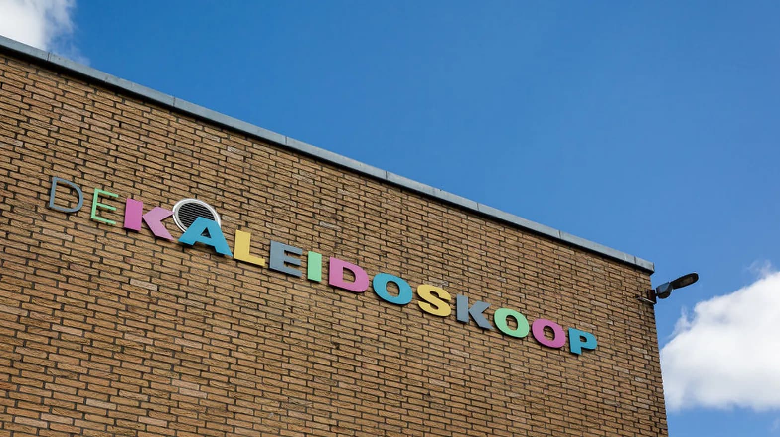 De buitenkant van het pand van peuteropvang Kaleidoskoop Columbus, kinderopvang Kind&co Ludens