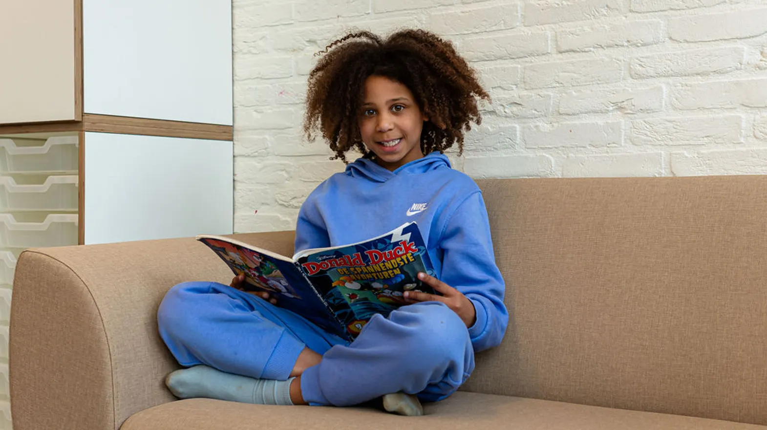 Kind leest boek bij buitenschoolse opvang De Panter, kinderopvang Kind&co ludens