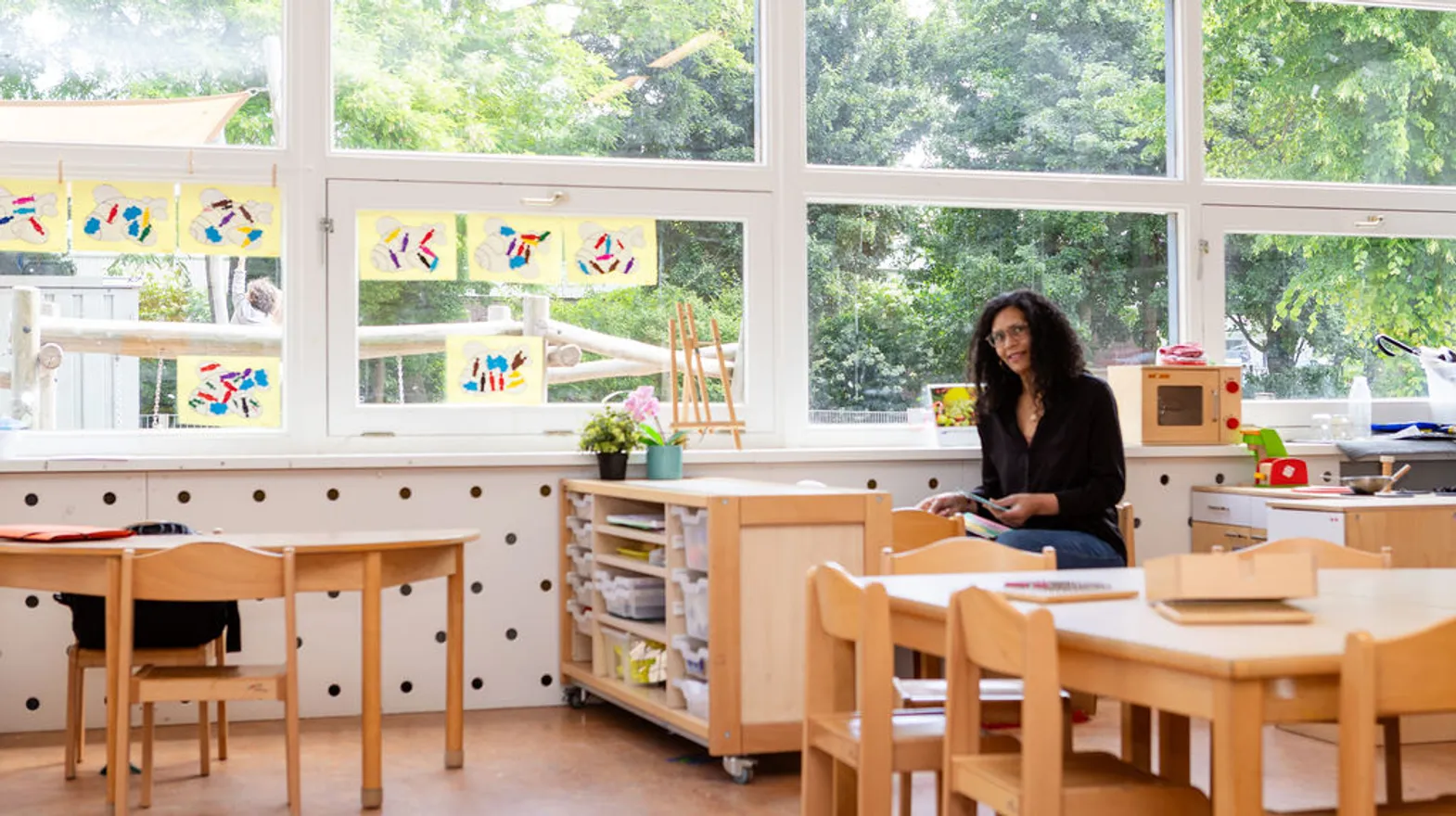 Pedagogisch medewerker in groepsruimte bij peuteropvang Kaleidoskoop Columbus, kinderopvang Kind&co Ludens