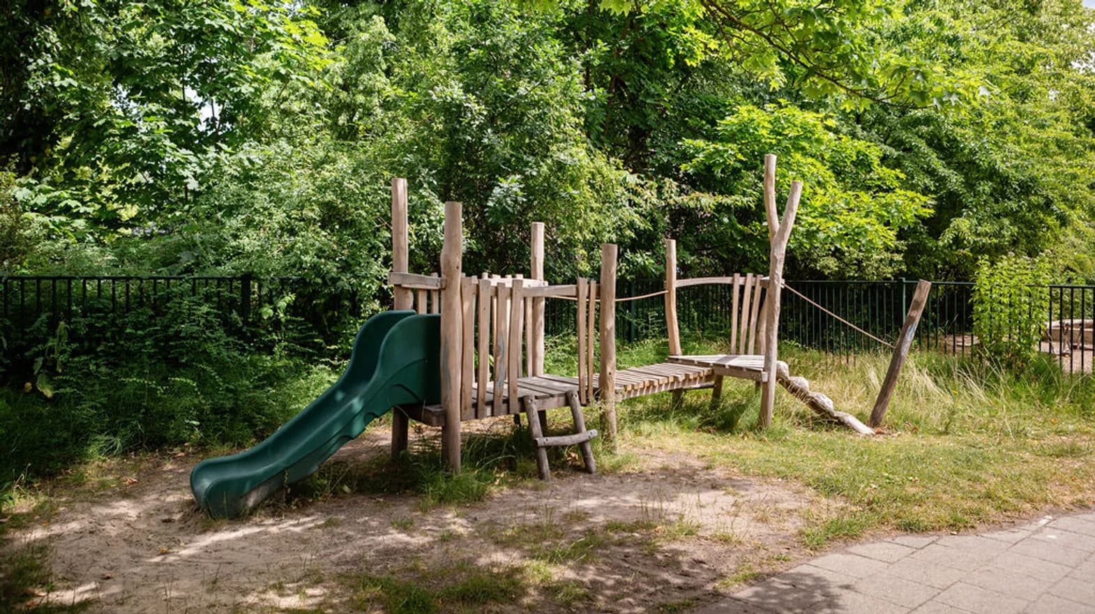Het houten klimtoestel in de tuin van peuteropvang Puk, kinderopvang Kind&co Ludens