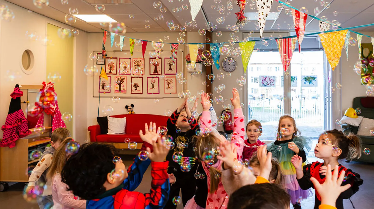 Feest met bellenblaas bellen bij peuteropvang Piraatje, kinderopvang Kind&co Ludens