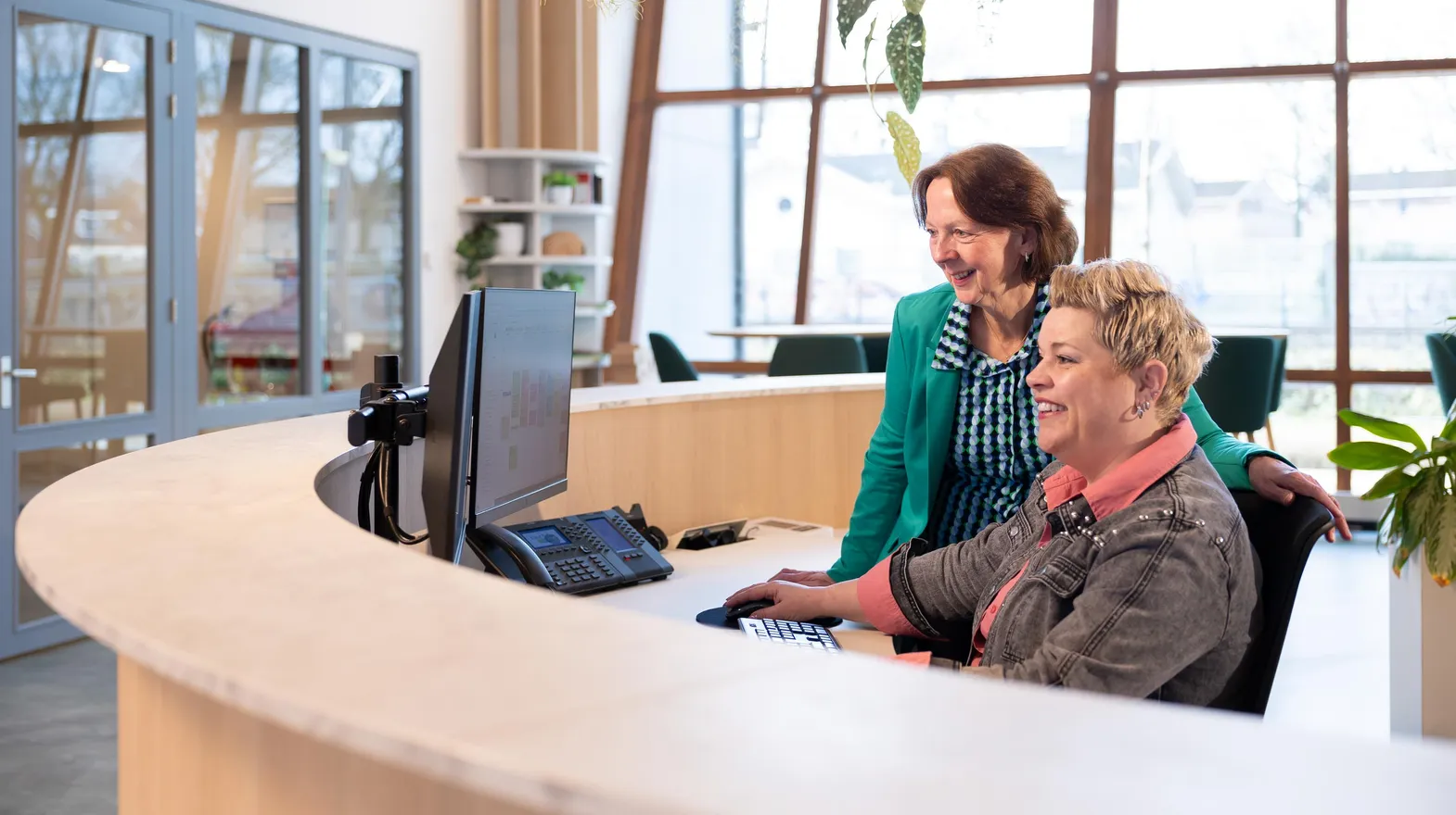 collega's aan het werk op de receptie
