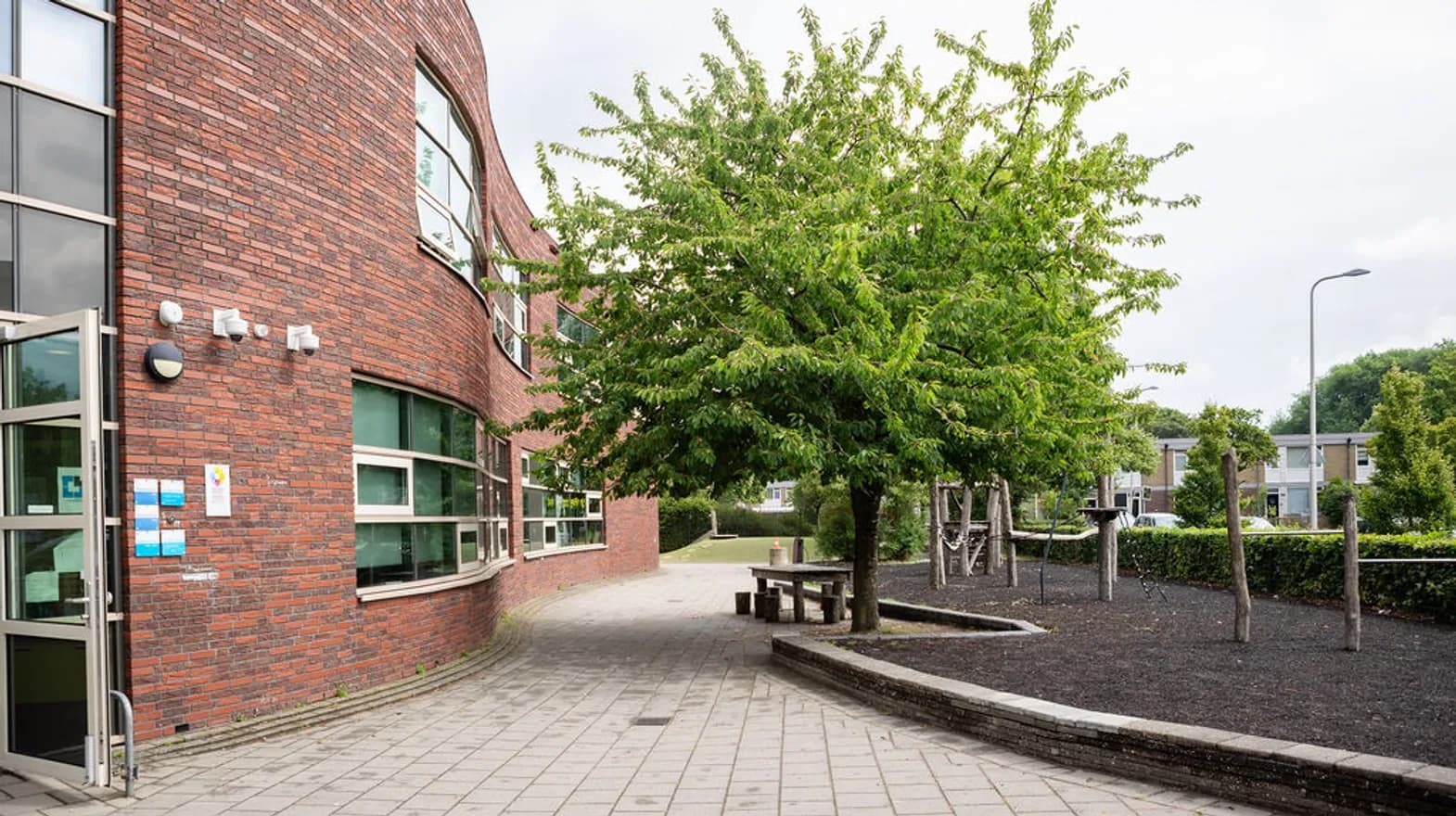 De buitenruimte van PO Watertoren van Kind&co ludens