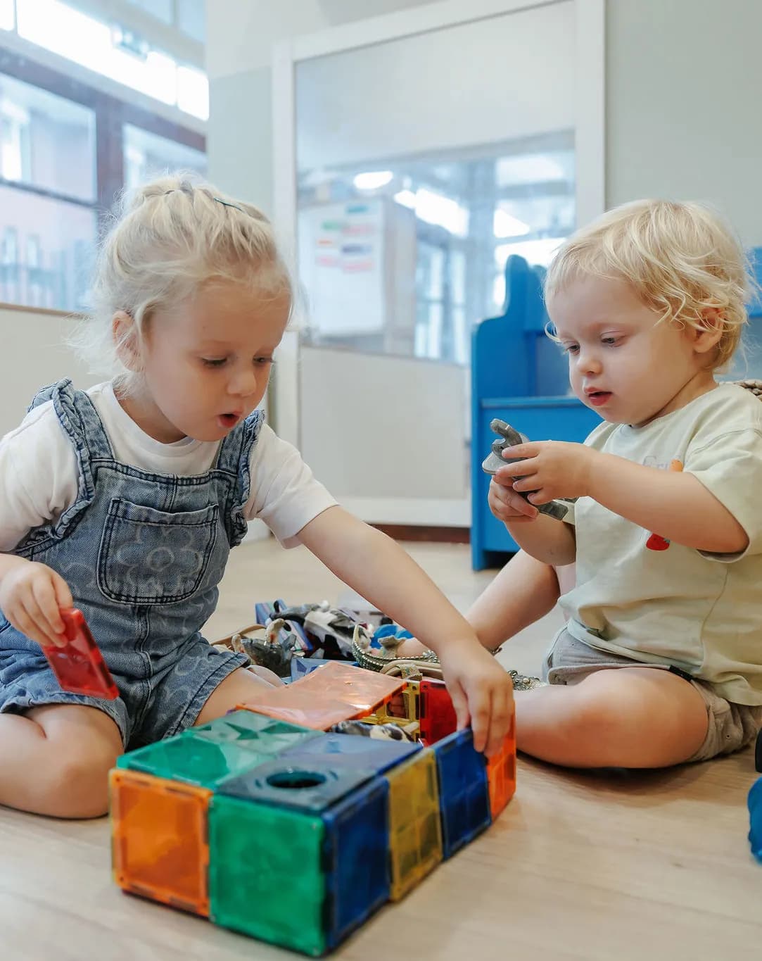 Kinderen bouwen met magneten bij kinderopvang Kind&co ludens