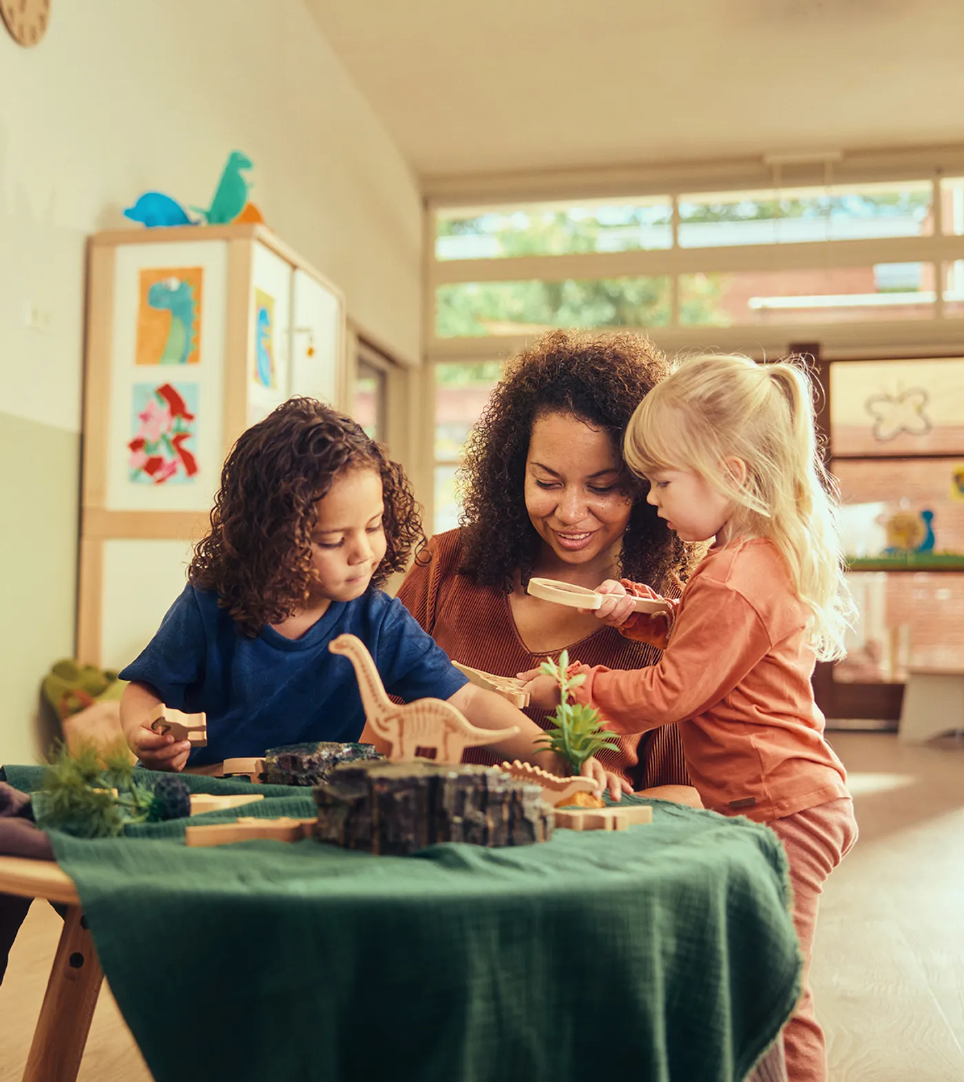 Kinderen spelen met dinowereld bij Kind&co ludens