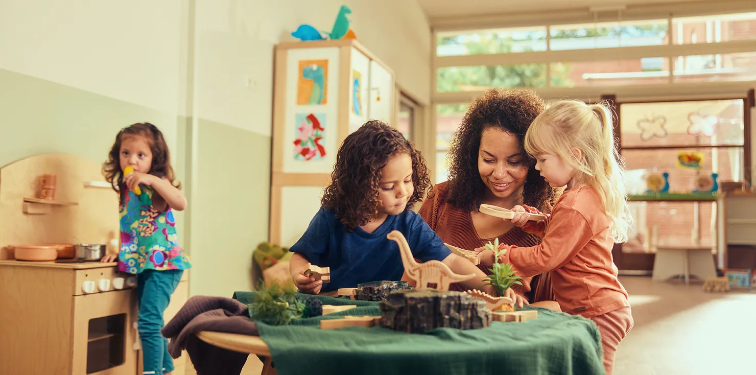 Kinderen spelen met dinowereld bij Kind&co ludens