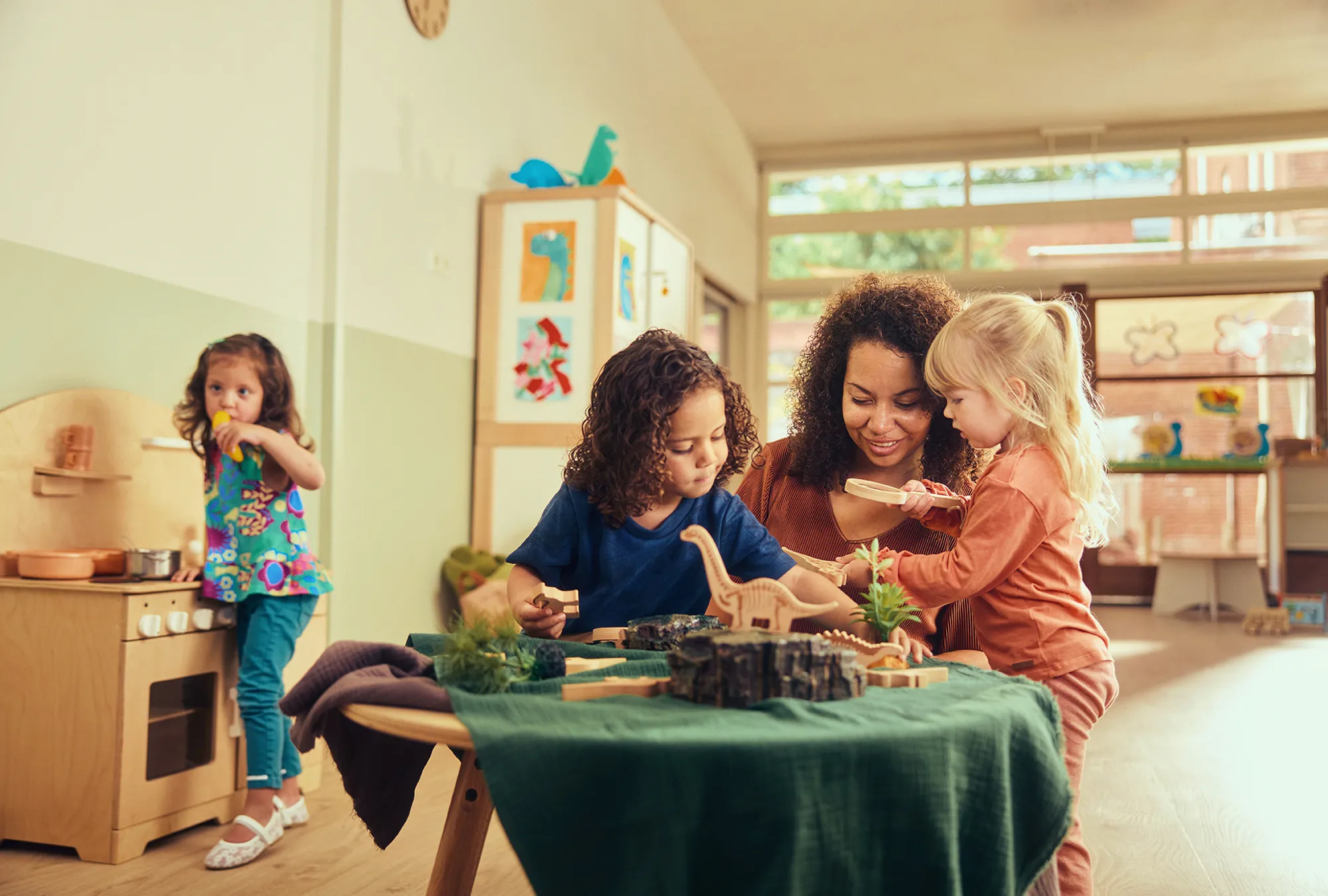Kinderen spelen met dinowereld bij Kind&co ludens