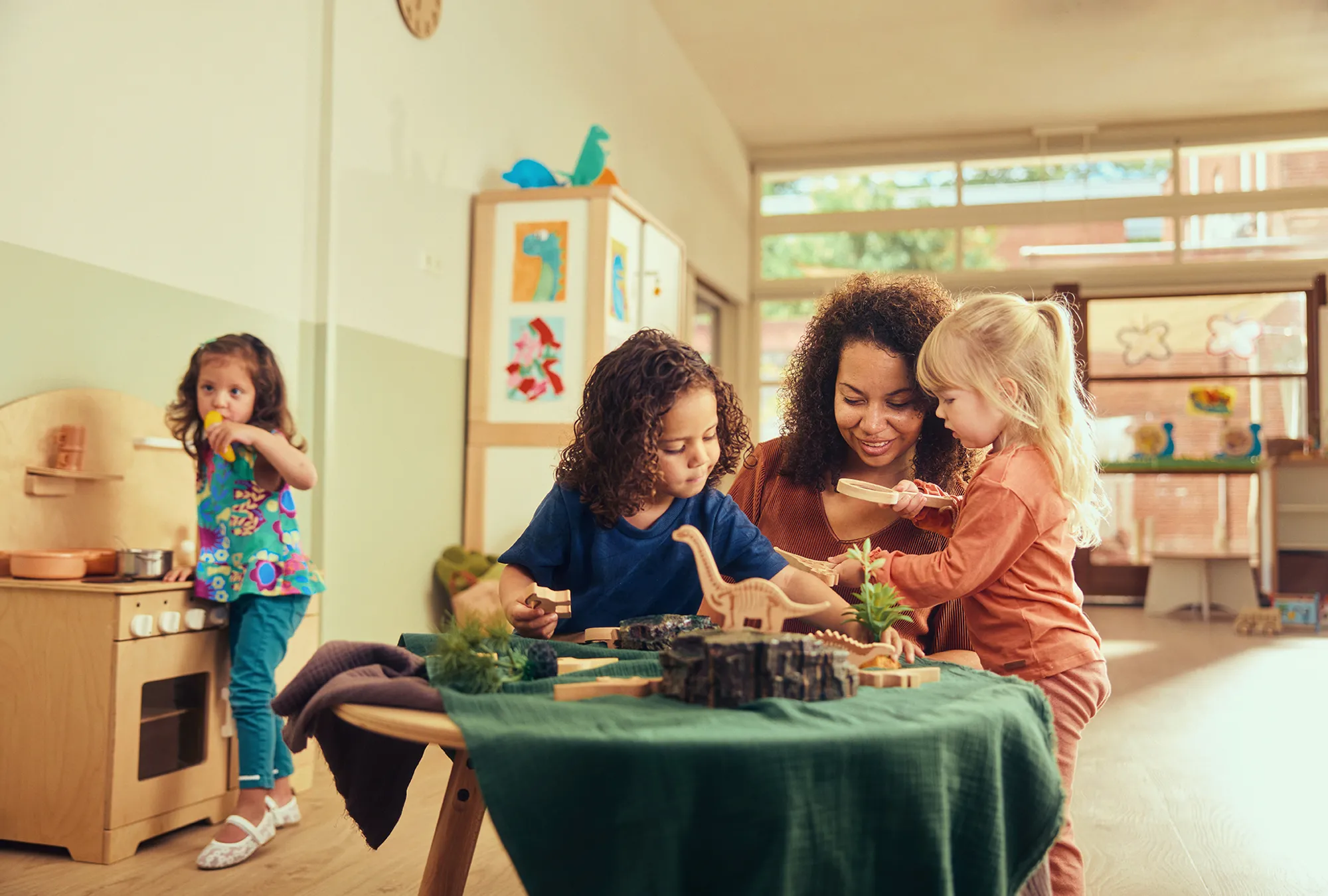 Kinderen spelen met dinowereld bij Kind&co ludens