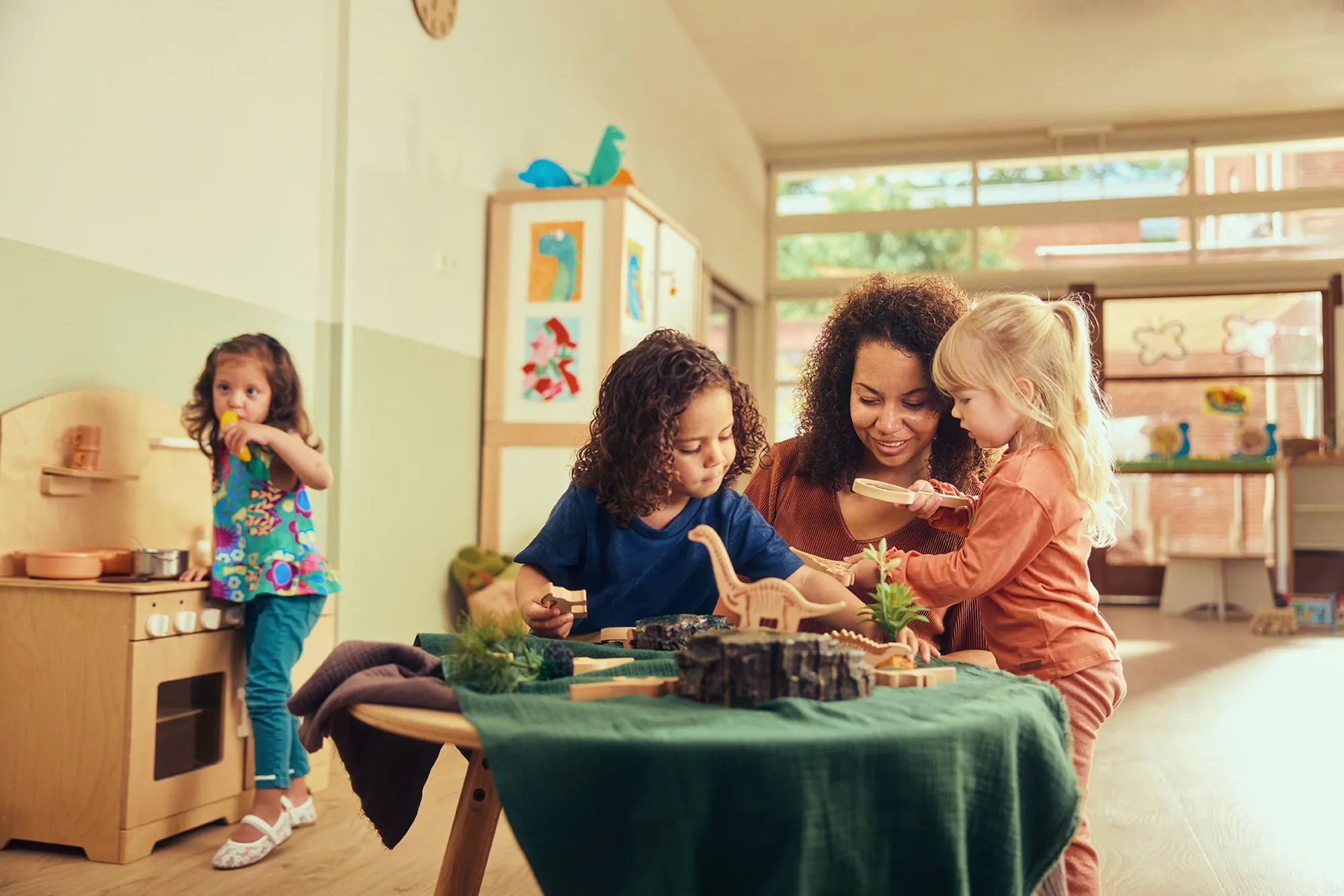 Kinderen spelen met dinowereld bij Kind&co ludens