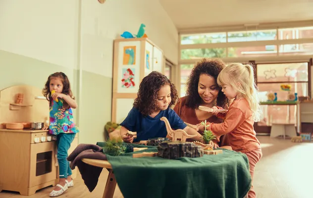 Kinderen spelen met dinowereld bij Kind&co ludens