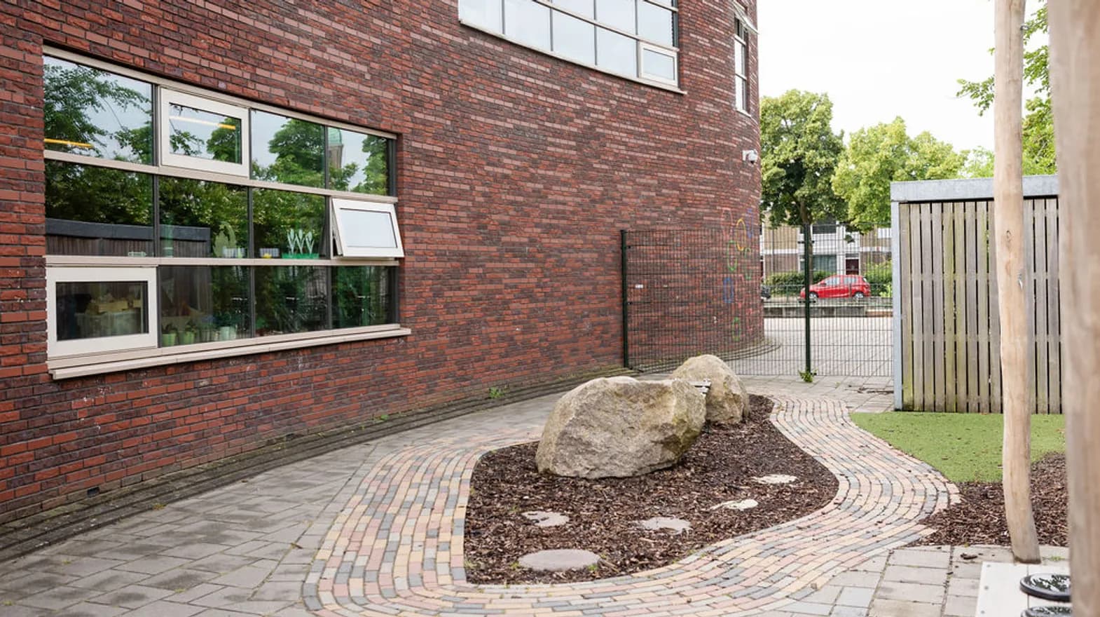De buitenruimte van PO Watertoren van Kind&co ludens