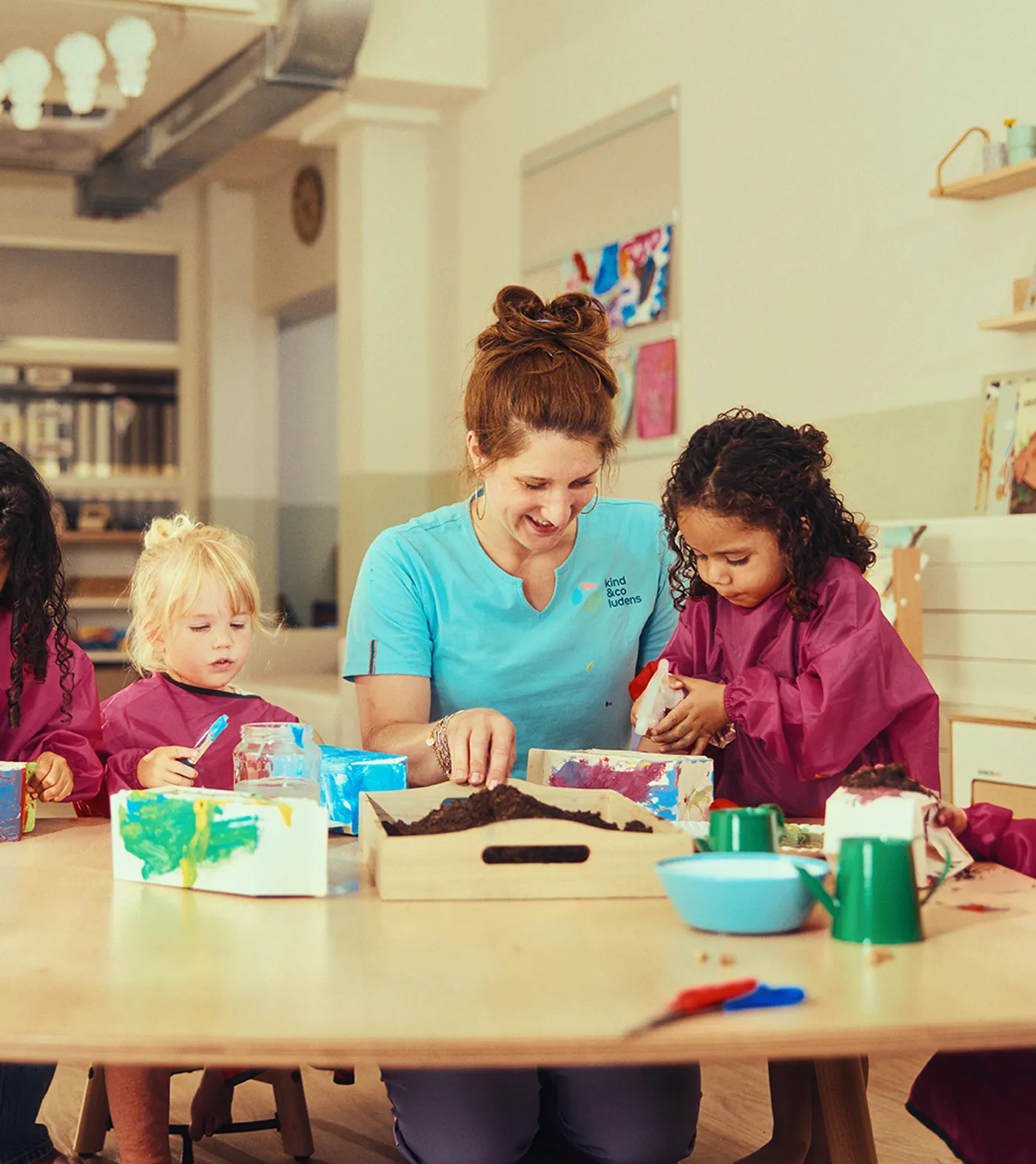 Kinderen maken moestuin in melkpak bij Kind&co ludens