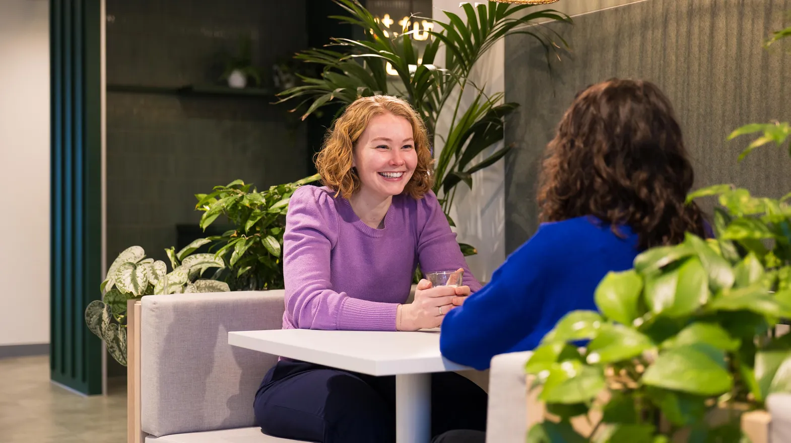 Collega's in een vergadering op ons servicekantoor
