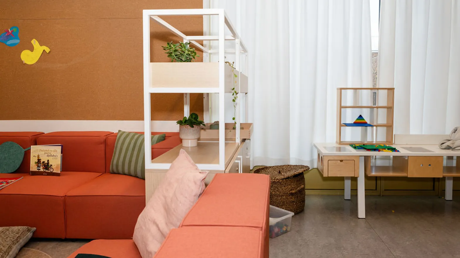 De leeshoek en bouwhoek van buitenschoolse opvang Montessori Oog in Al, kinderopvang Kind&co Ludens
