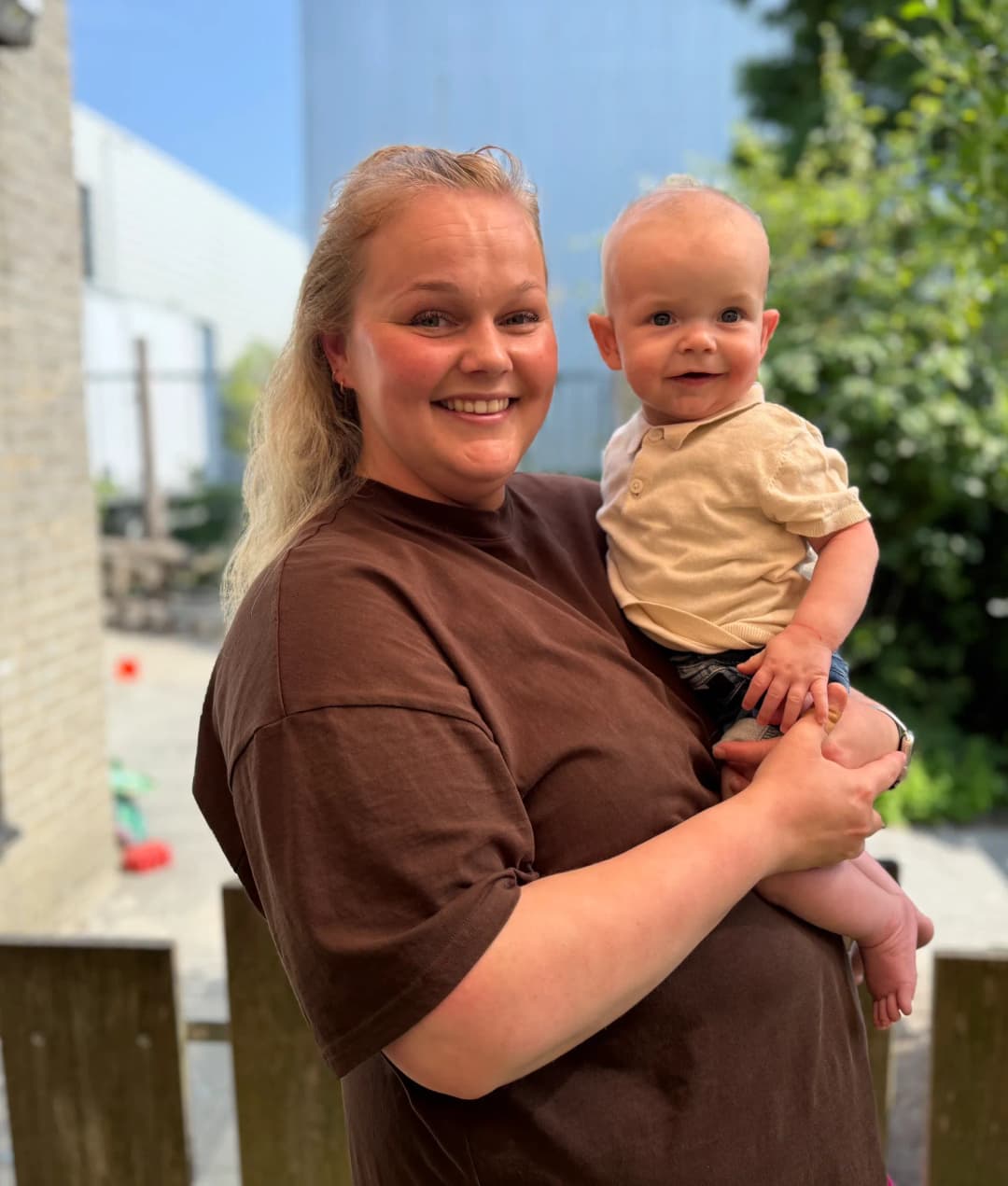 Baby op de groep met pedagogisch professional