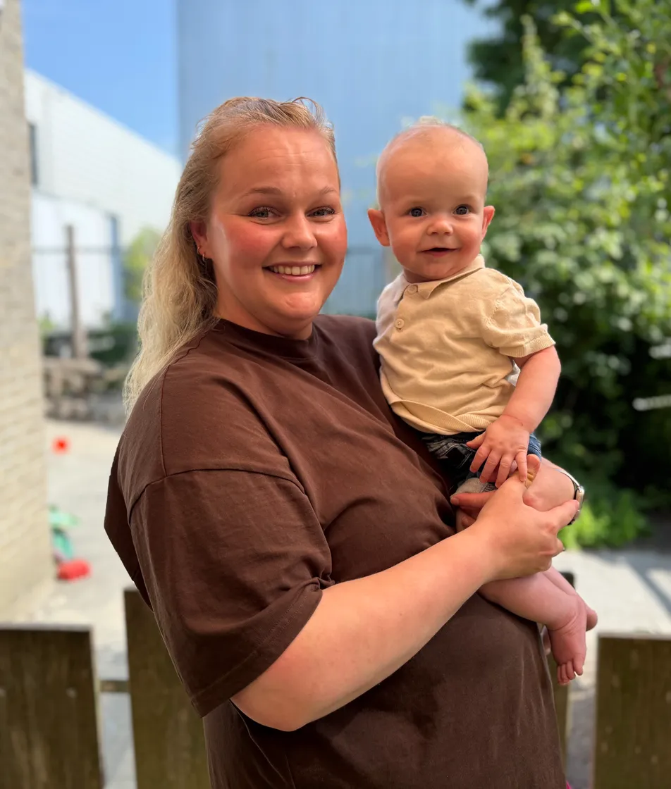 Baby op de groep met pedagogisch professional