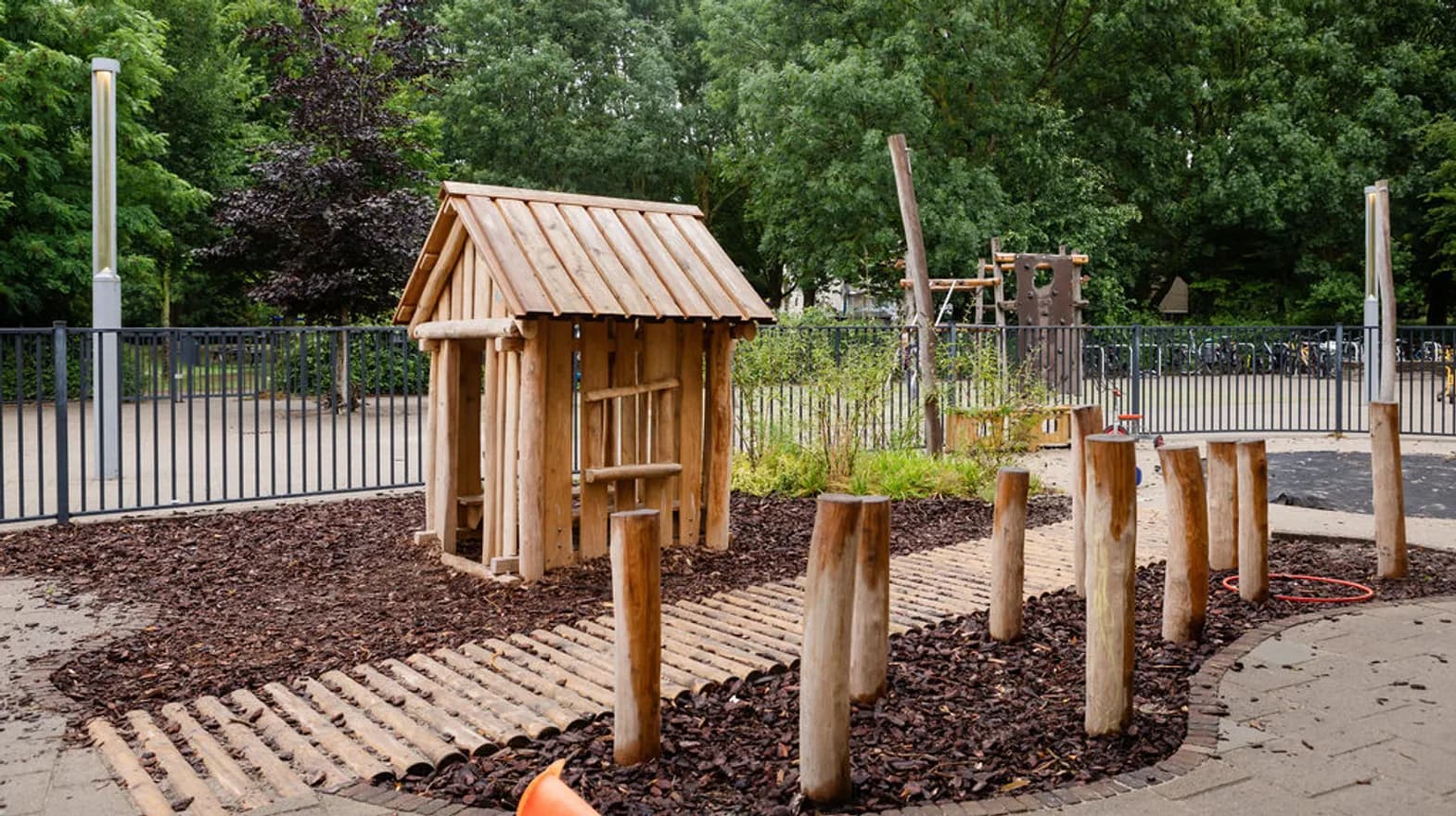 Het houten speelhuis in de tuin van peuteropvang Teun bij kinderopvang Kind&co Ludens