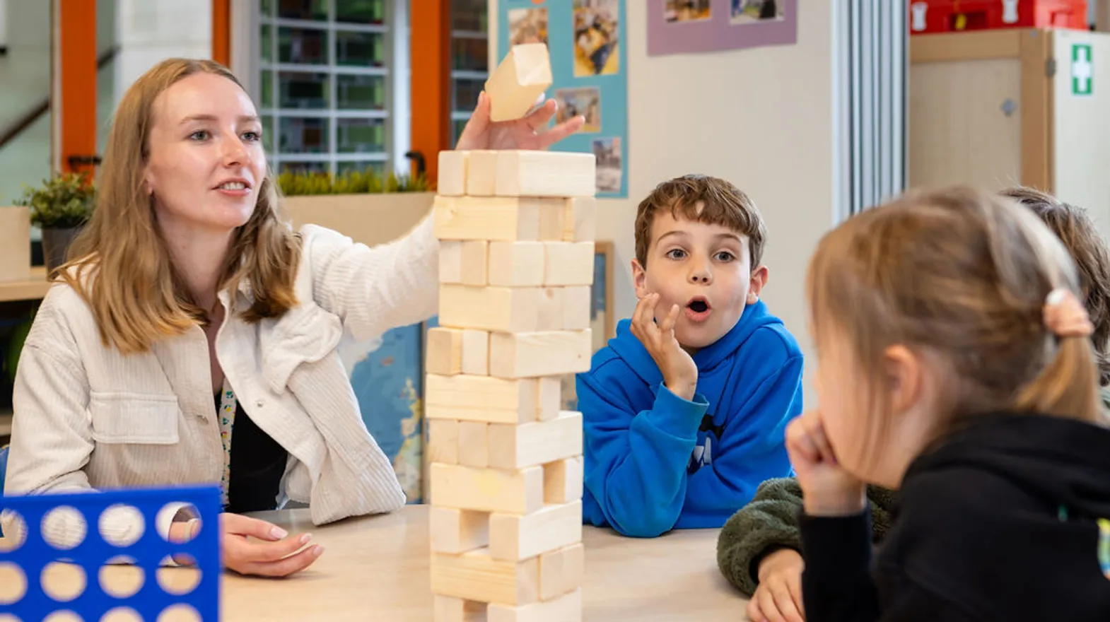 Kinderen spelen Jenga bij buitenschoolse opvang Dwars, kinderopvang Kind&co ludens