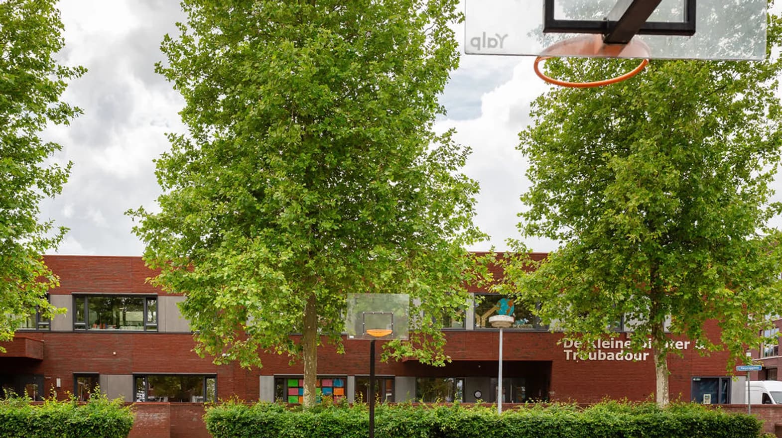 Het pand met speelplein van buitenschoolse opvang Troubadour, kinderopvang Kind&co Ludens