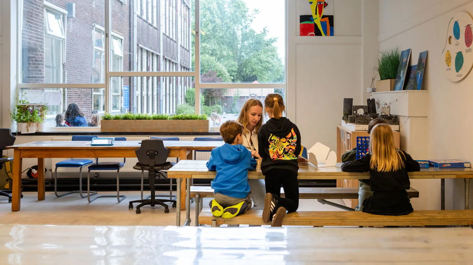 Kinderen knutselen samen bij buitenschoolse opvang Dwars, kinderopvang Kind&co ludens