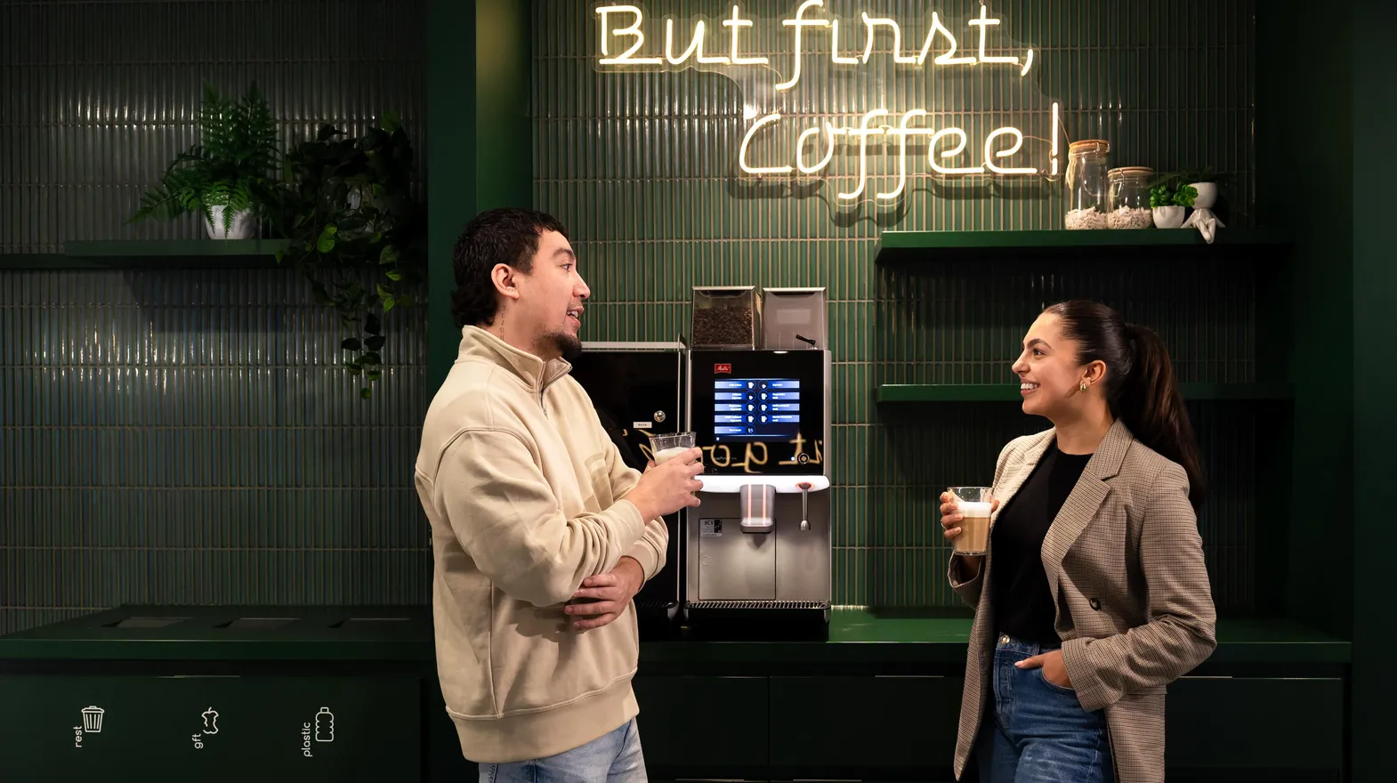 collega's kletsen met een kop koffie in de kantine