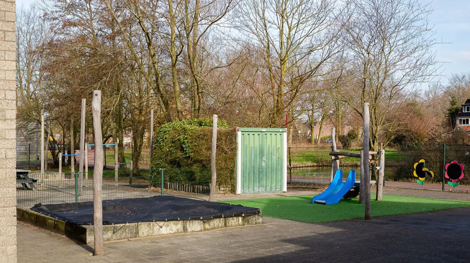 De buitenruimte van peuteropvang waterwereld bij kinderopvang Kind&co Ludens