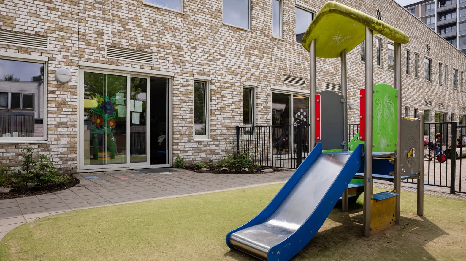 Glijbaan in de speeltuin bij PO Klopvaart Kind&co ludens